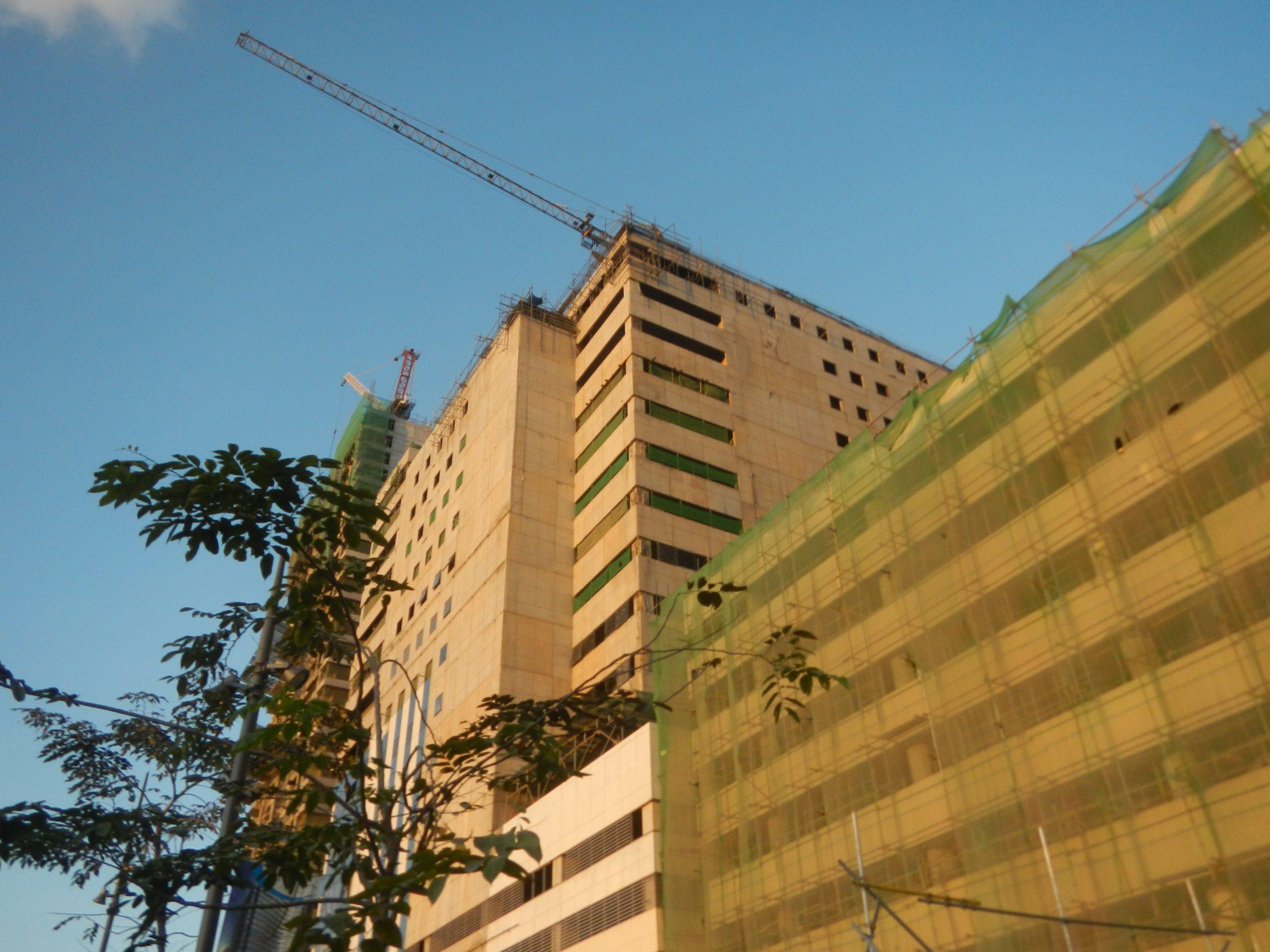 Prédio em construção com guindaste e andaimes
