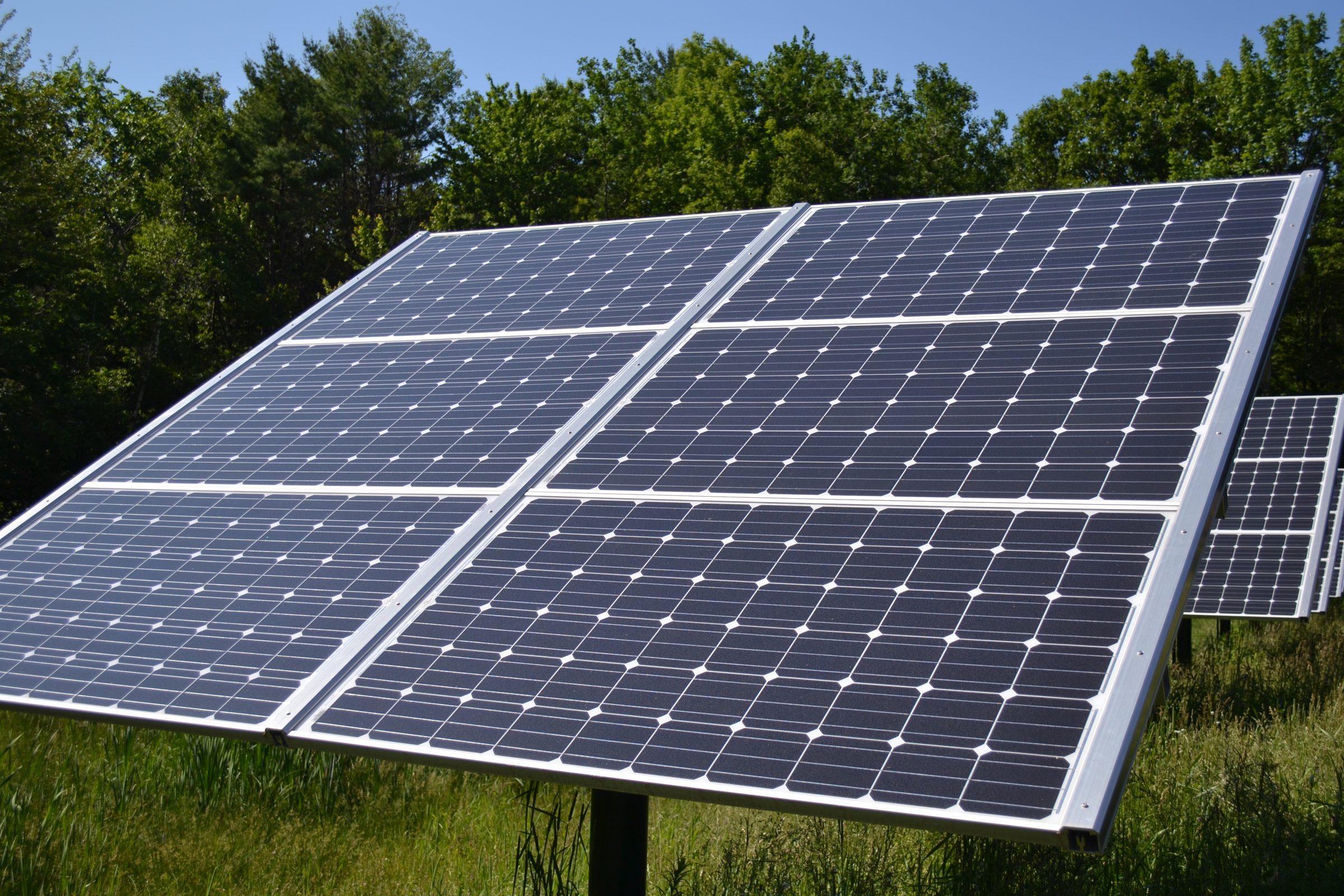Painéis solares fotovoltaicos instalados ao ar livre