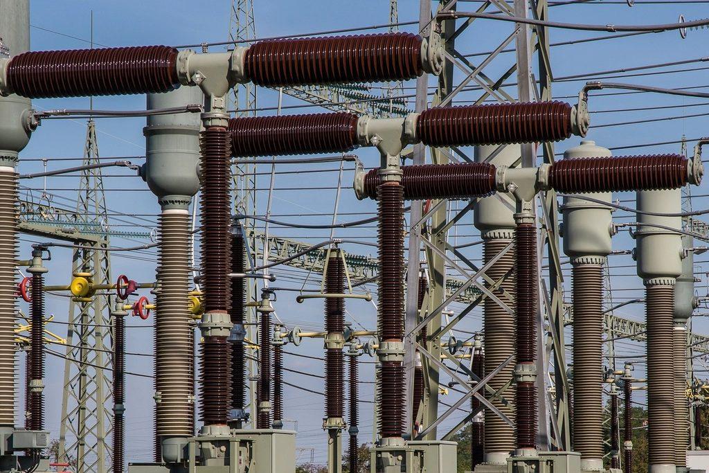 Isoladores e equipamentos de uma subestação de energia